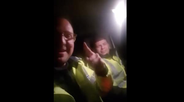 Doi Polițiști, show în autospecială: Manele cântate și filmate VIDEO