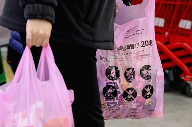 Coreea de Sud: Criză petrolieră și restricții la pungile de gunoi