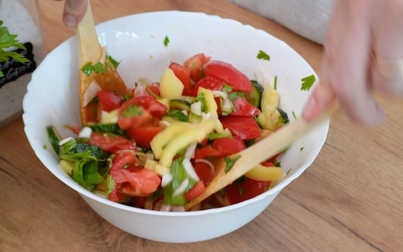 Condimentul MORTAL pentru salata de roșii și castraveți: Greșeala banală