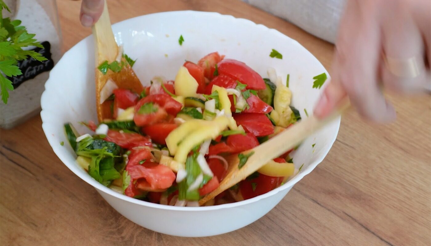 Condimentul MORTAL pentru salata de roșii și castraveți: Greșeala banală