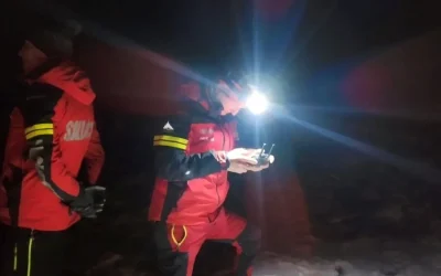 Salvare spectaculoasă în Munții Șureanu: ATV răsturnat, om salvat