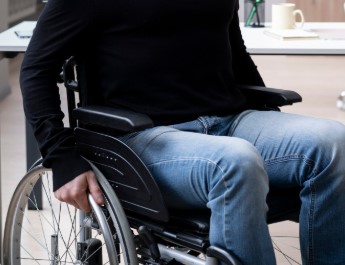 Pensiile de invaliditate în 2026: Cine câștigă și cine pierde, conform noilor reguli