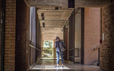 Alarmă în Scoția: Imigranți, acuzați că au fotografiat eleve în pauză