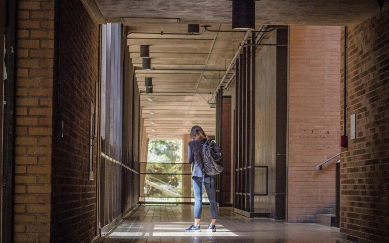 Alarmă în Scoția: Imigranți, acuzați că au fotografiat eleve în pauză