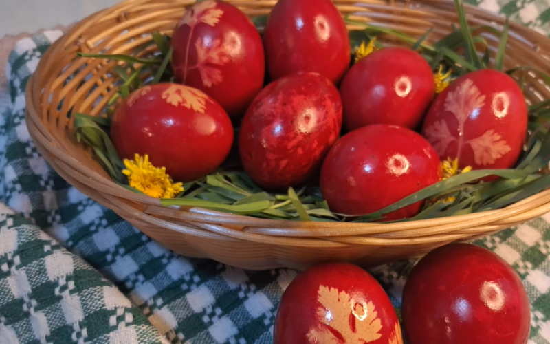 Ouăle de Paște: Tradiții și metode naturale de vopsire În prag de Sfintele Paști, un obicei îndrăgit de români este vopsirea ouălor