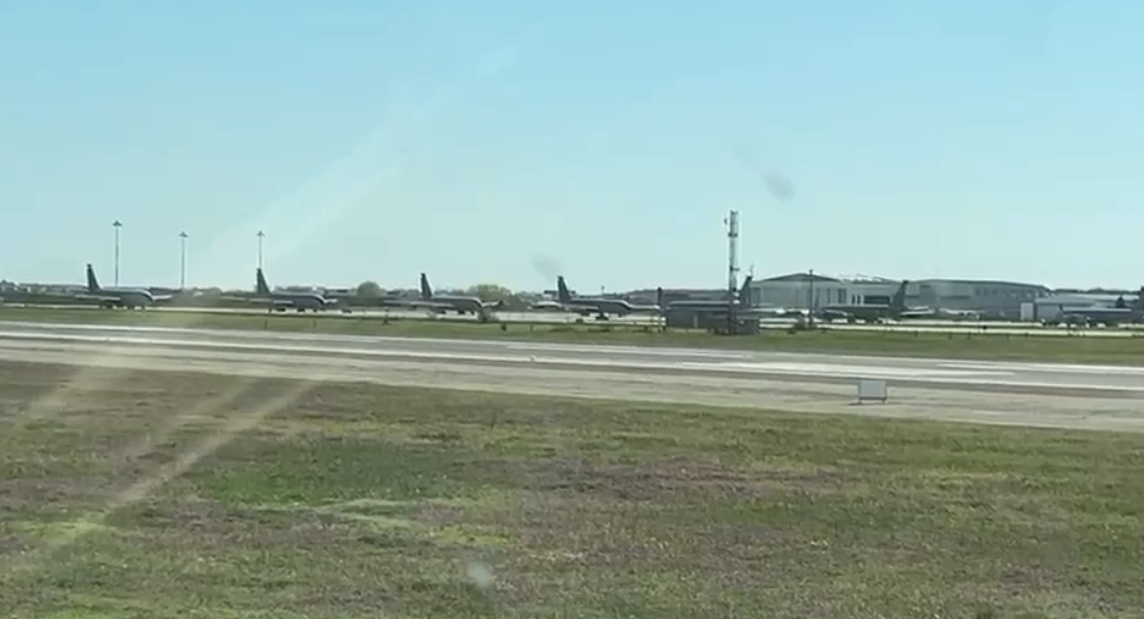 Activitate febrilă la baza 90 Otopeni, în ziua ultimatumului lui Trump pentru Iran