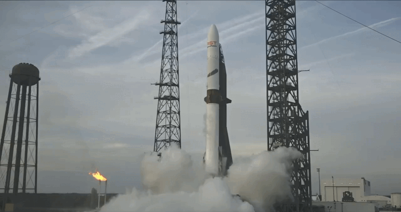 Blue Origin pune presiune pe SpaceX: Prima aterizare reușită a unui motor New Glenn refolosit