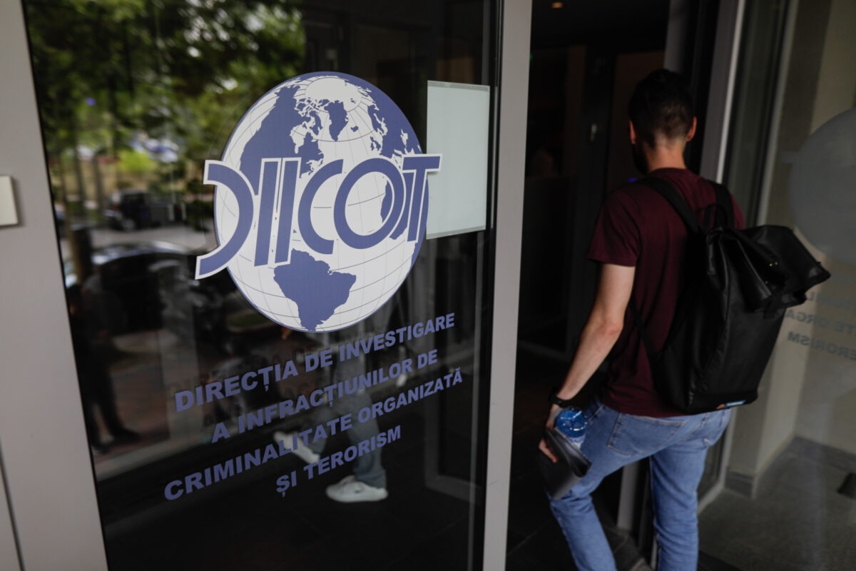 Ucraineni acuzați că au incendiat sediul unei firme de curierat din România, trimiși în judecată