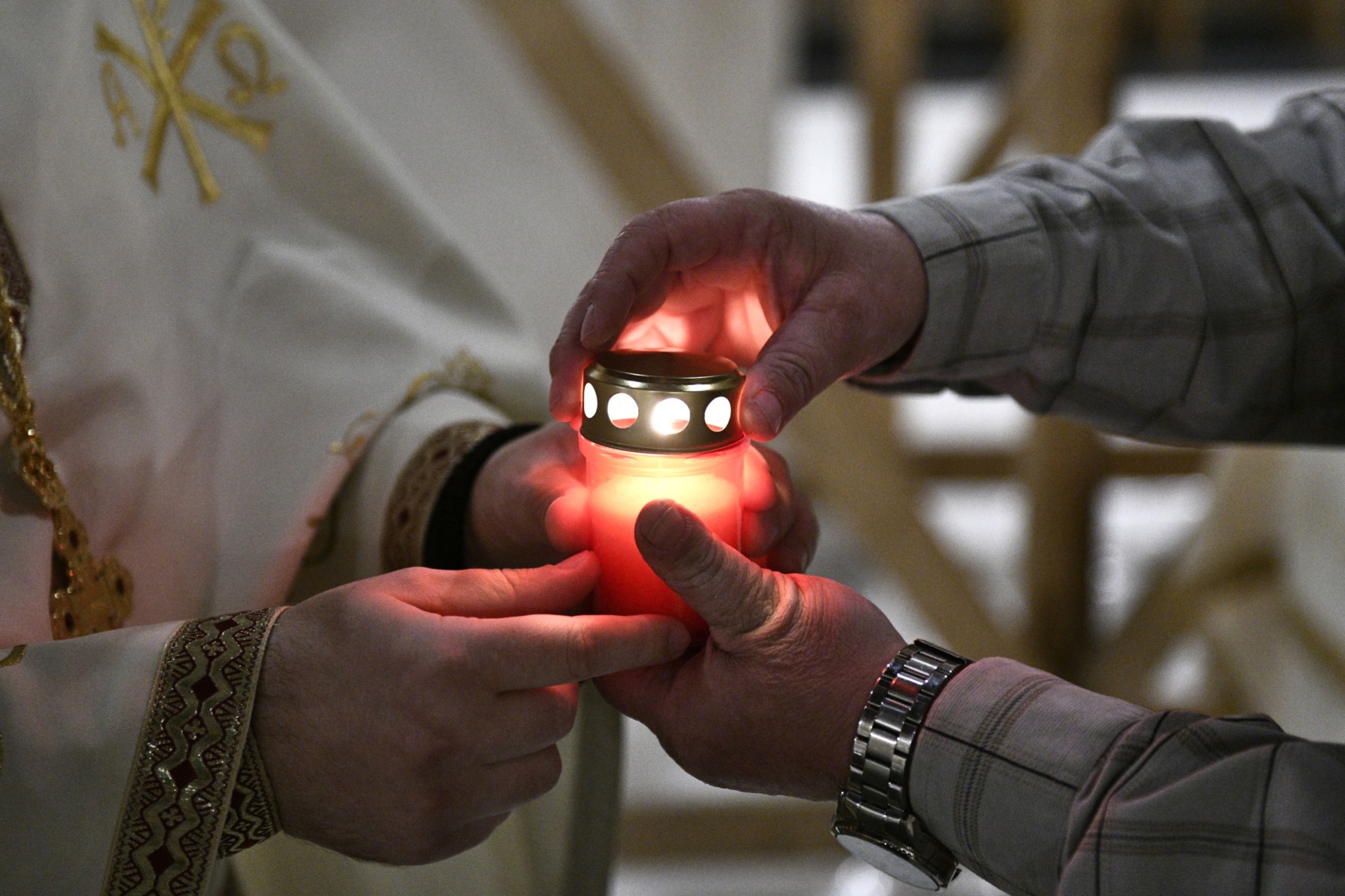 Lumina sfântă vine de la ierusalim: Curse speciale pentru paște, anunță patriarhia