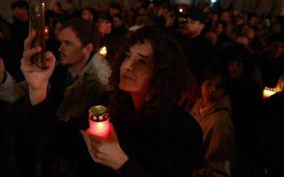 Hristos a Înviat la Patriarhie: Credincioșii au luat Lumina Sfântă de la Daniel