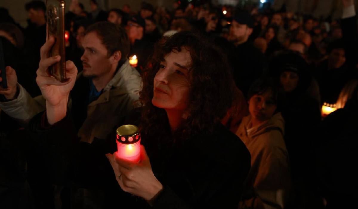 Hristos a Înviat la Patriarhie: Credincioșii au luat Lumina Sfântă de la Daniel