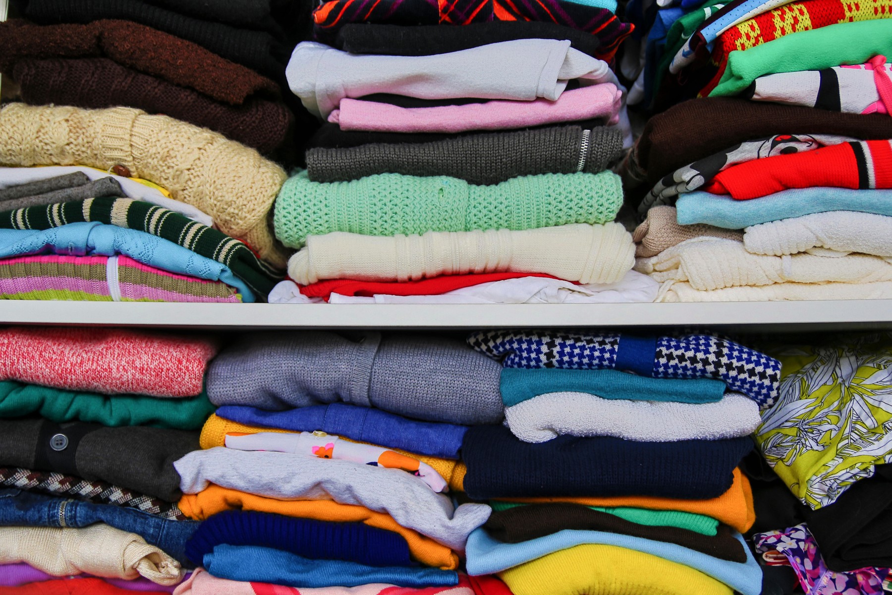 Ce faci cu hainele vechi? Soluții să nu ajungă la gunoi, un ghid practic