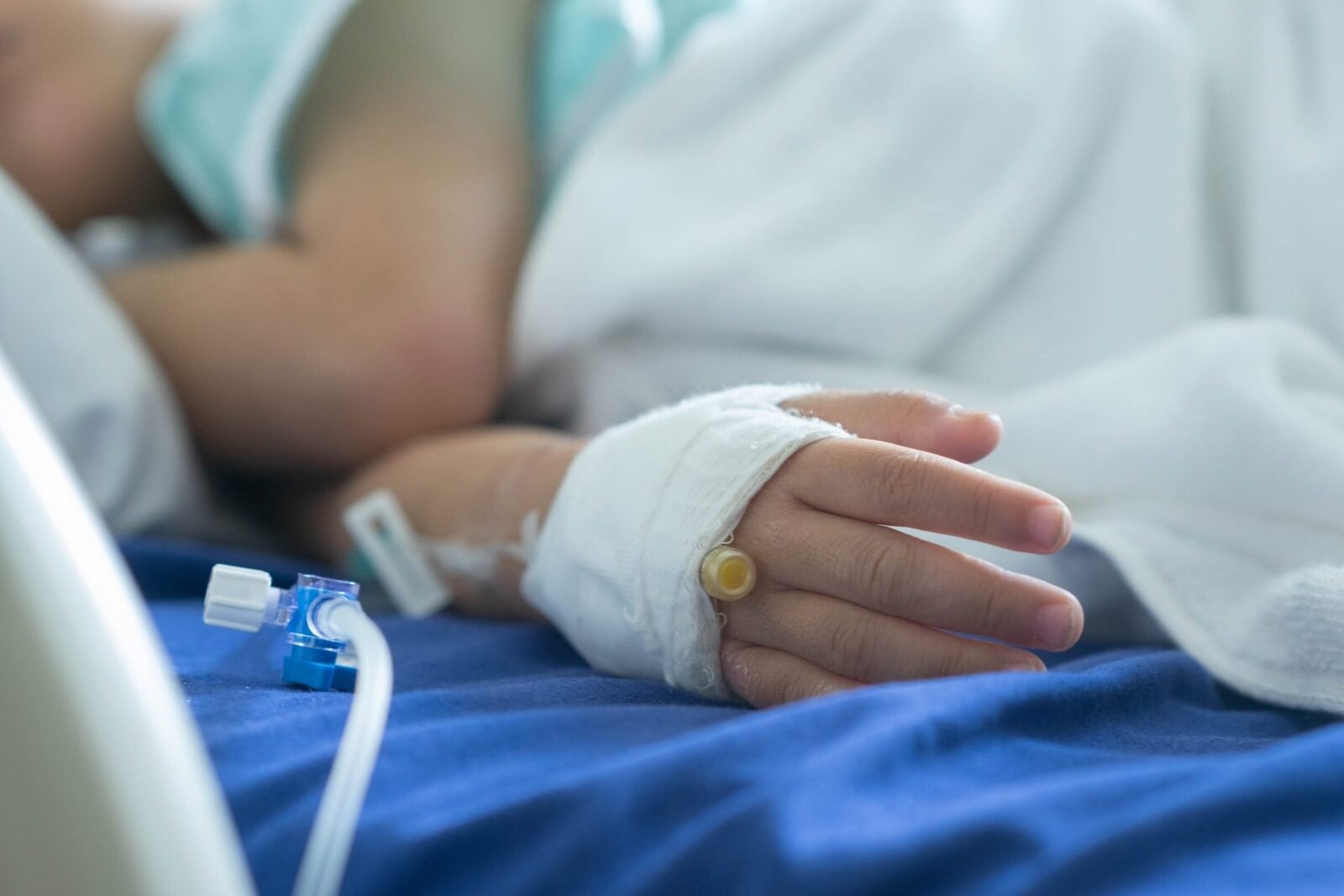 Sute de copii, infectați cu HIV în spital: Coșmar medieval în secolul 21