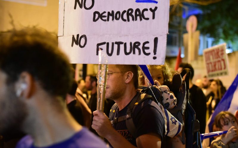 nn Indicele global al democrației a crescut ușor, marcând o posibilă pauză în declinul global