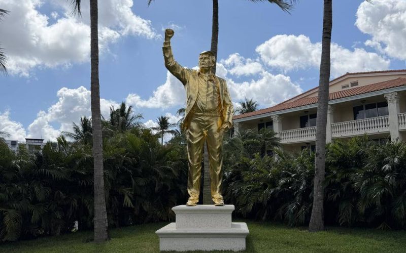 Donald Trump, statuie URIAȘĂ de AUR. Unde a fost amplasată