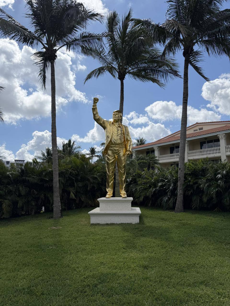 Donald Trump, statuie URIAȘĂ de AUR. Unde a fost amplasată