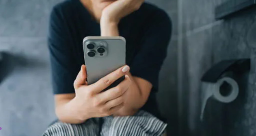 Telefonul pe wc: De ce depășirea a 10 minute e interzisă, spun medicii
