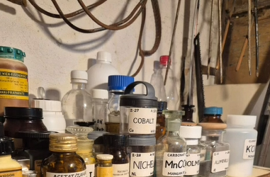 Tânăr, REȚINUT la Galați: Experimente CHIMICE periculoase într-un bloc