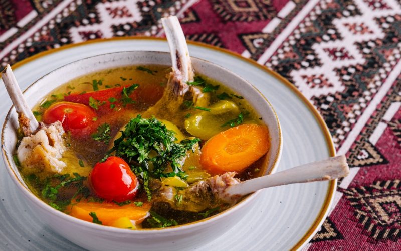 Ciorba de Miel „a la Radu Anton” Cucerește Mesele de Paște Anul acesta, pe măsură ce sărbătorile Pascale se apropie, o rețetă pare să câștige din ce în ce mai mult teren în preferințele culinare ale românilor: ciorba de miel „a la Radu Anton”