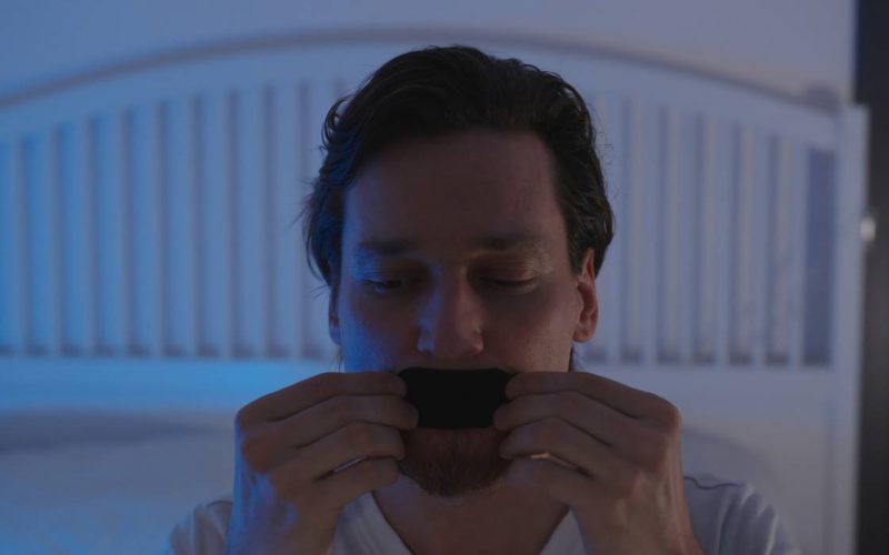 Medic ȘOCANT: Își lipește gura pentru somn. Metodă controversată sau secretul odihnei?