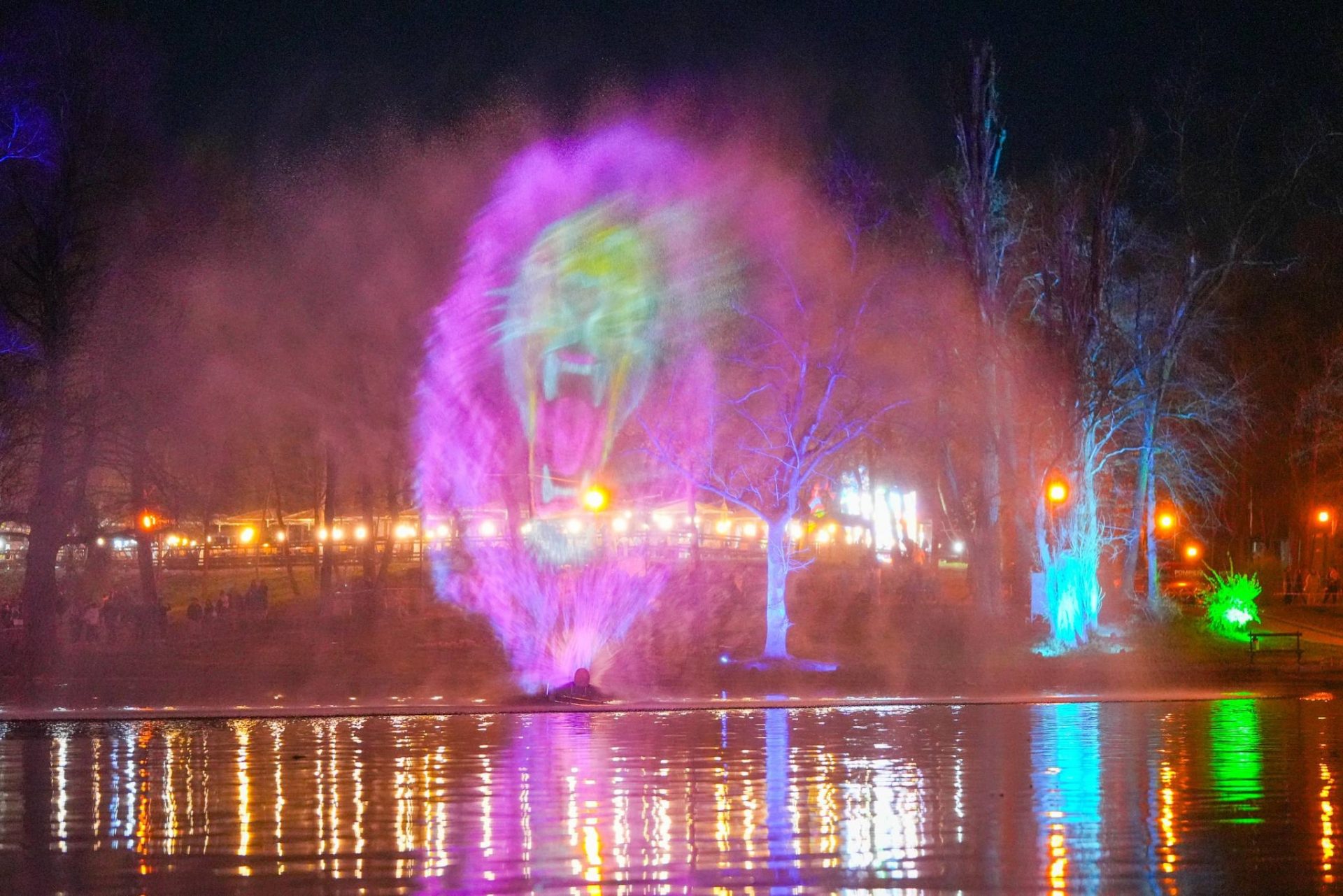 Craiovean, pasca și holograme: Târgul de paște a debutat cu un show spectaculos pe lac