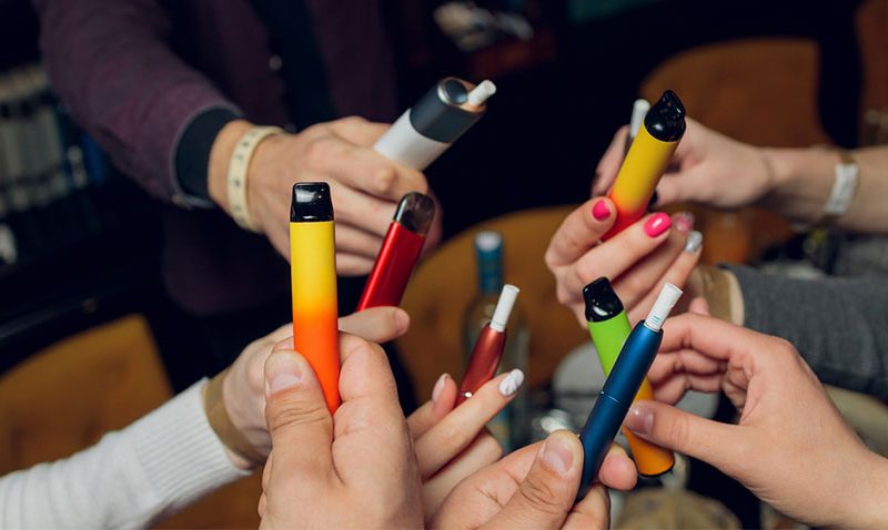 Vape-urile și țigările electronice, interzise în spații publice. Schimbări majore