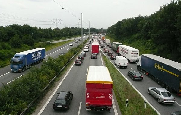 Transportul rutier de pasageri a scăzut cu 4,2% în 2025, conform datelor oficiale, chiar dacă distanțele parcurse au crescut semnificativ