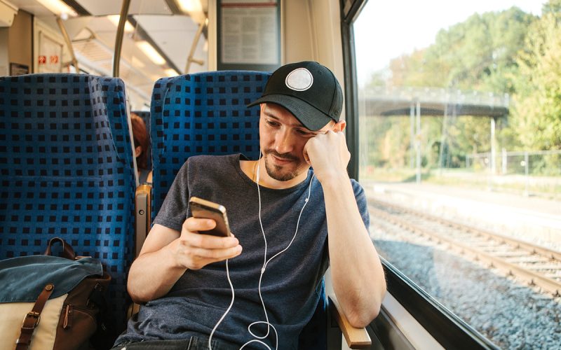 Românii, mai degrabă pe rețele decât informați: Ce spun datele despre net