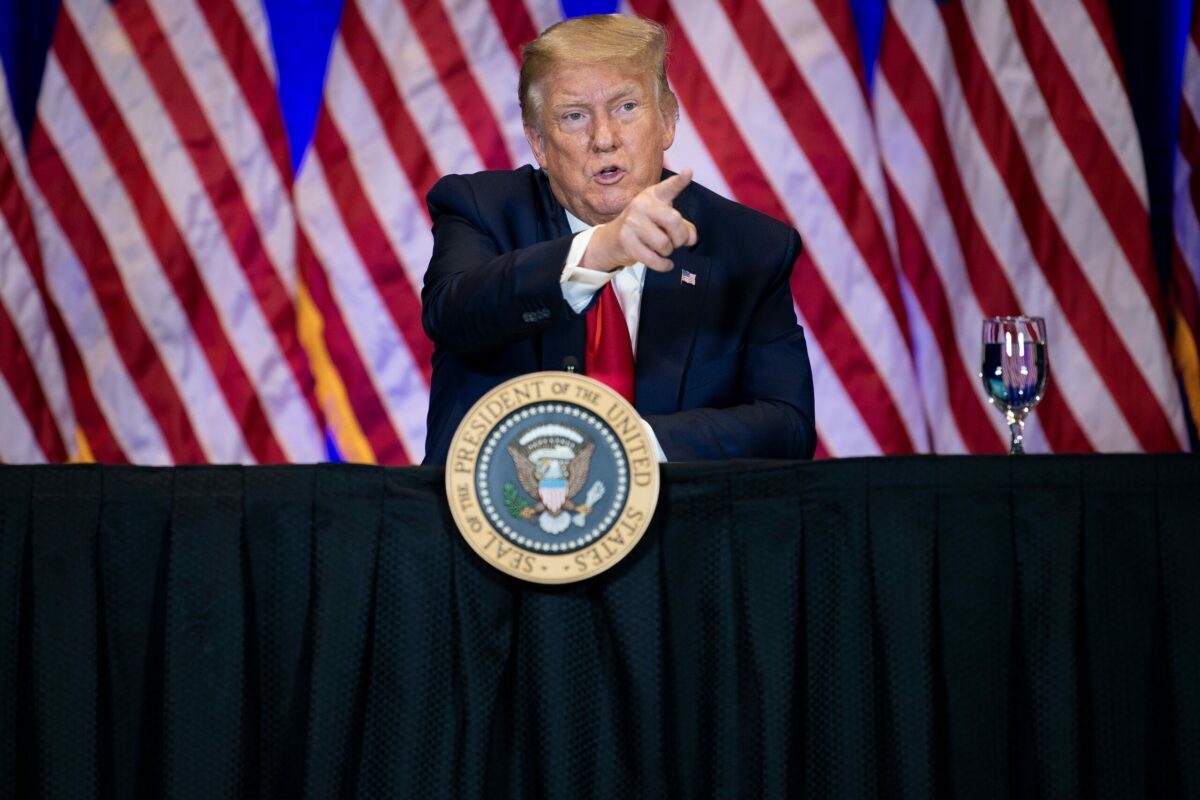 Președintele american, Donald Trump, a distribuit pe platforma de socializare Truth Social o filmare violentă, în care un bărbat atacă o femeie cu un ciocan