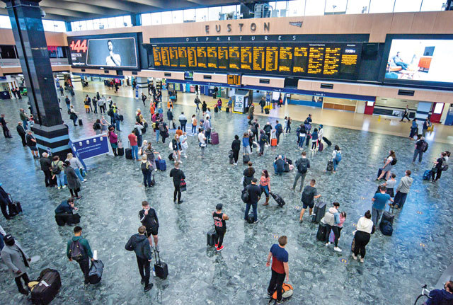 Românii, cu ochii pe vacanțe: Cheltuieli externe cresc, consumul intern scade