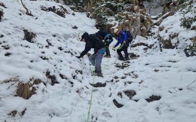 Doi turiști, blocați în Piatra Craiului, salvați de jandarmii montani