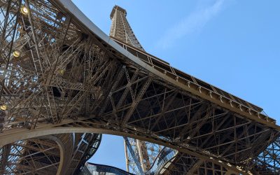 O bucată din scara Turnului Eiffel, scoasă la vânzare în Paris