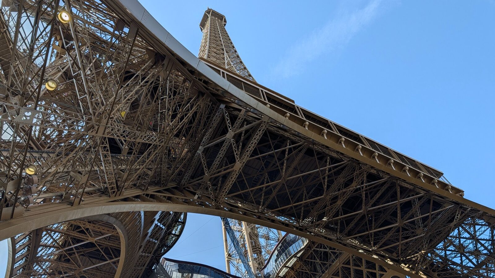 O bucată din scara Turnului Eiffel, scoasă la vânzare în Paris