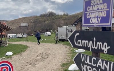 Turiști străini, Paștele la rulotă la Vulcanii Noroioși: „Natura e uimitoare”