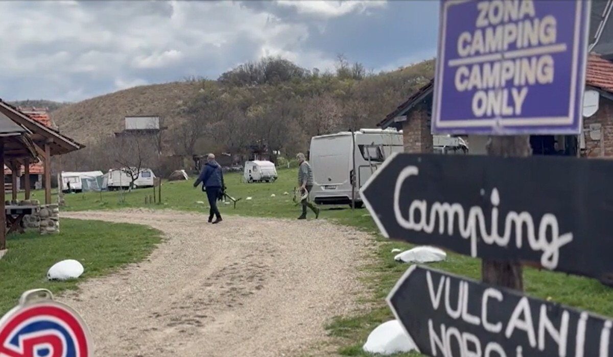 Turiști străini, Paștele la rulotă la Vulcanii Noroioși: „Natura e uimitoare”