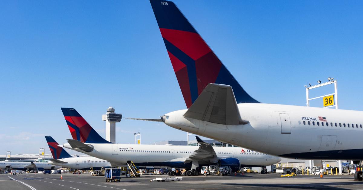 Bebeluș născut în avion: Cetățenia, incertă pentru părinți după zborul Jamaica-SUA