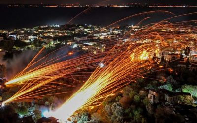 Rachete de Paște în Grecia: Biserici rivale, spectacol în noaptea Învierii