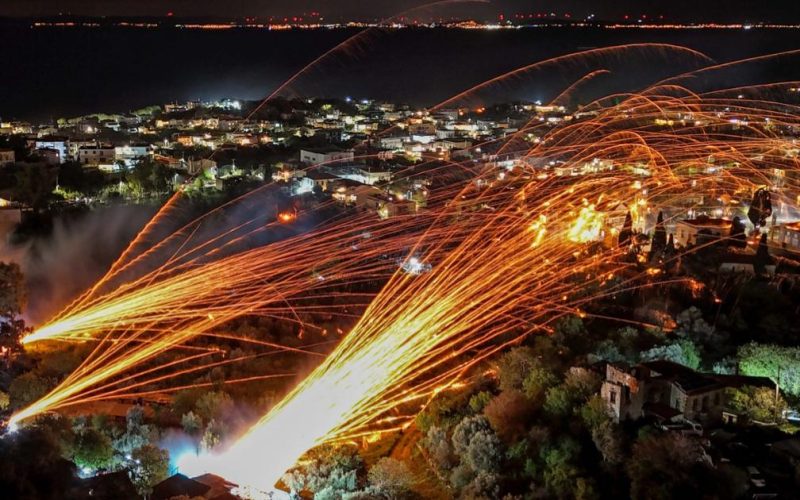 Rachete de Paște în Grecia: Biserici rivale, spectacol în noaptea Învierii