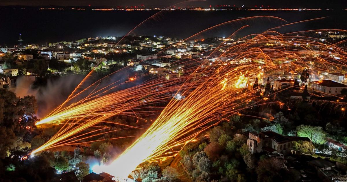 Rachete de Paște în Grecia: Biserici rivale, spectacol în noaptea Învierii