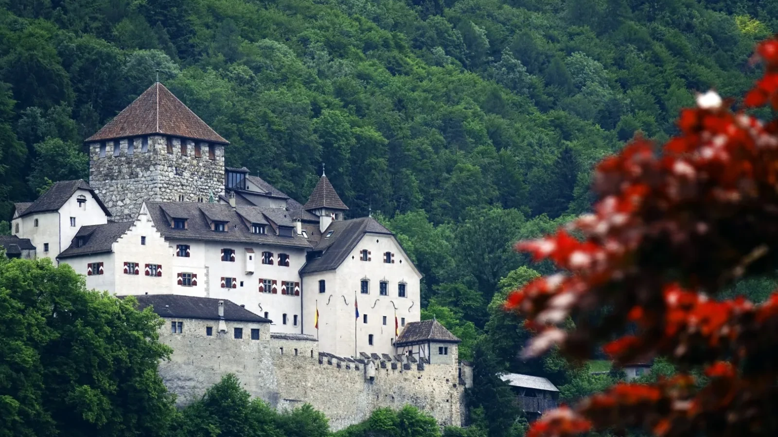 Țara cu peisaje SPECTACULOASE, ignorată de turiști: Castelul Disney există!