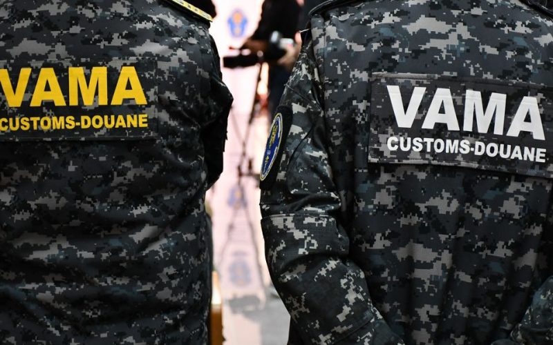 Un transport de articole de îmbrăcăminte în valoare de peste 3,1 milioane de lei, suspectate de încălcarea drepturilor de proprietate intelectuală, a fost reținut de vameșii din cadrul Direcției Regionale Vamale Timișoara