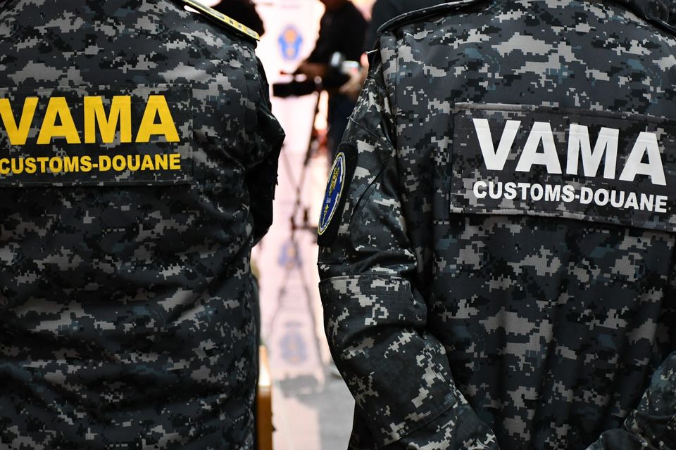 Un transport de articole de îmbrăcăminte în valoare de peste 3,1 milioane de lei, suspectate de încălcarea drepturilor de proprietate intelectuală, a fost reținut de vameșii din cadrul Direcției Regionale Vamale Timișoara