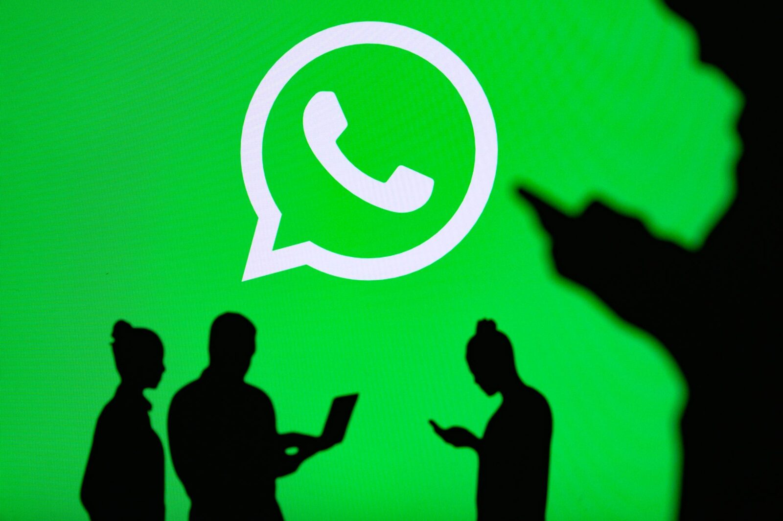 CE blochează Comisia Europeană: Taxarea AI pe WhatsApp, respinsă