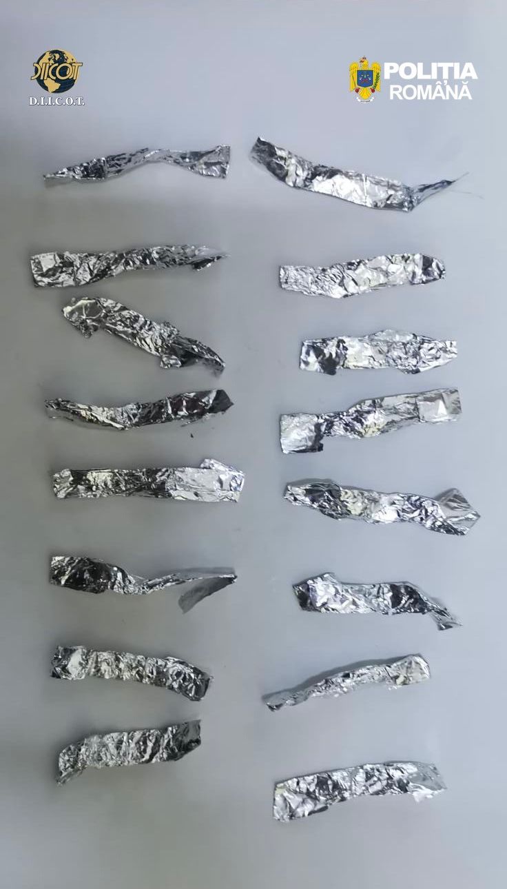 Heroină ascunsă în lenjerie: Un bărbat din Iași, la un pas de a înghiți 16 doze