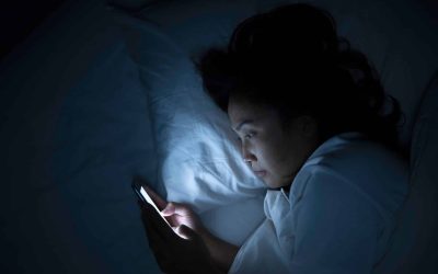 Obiceiul SECRET de noapte care-i prinde pe români: Ce fac tot mai mulți