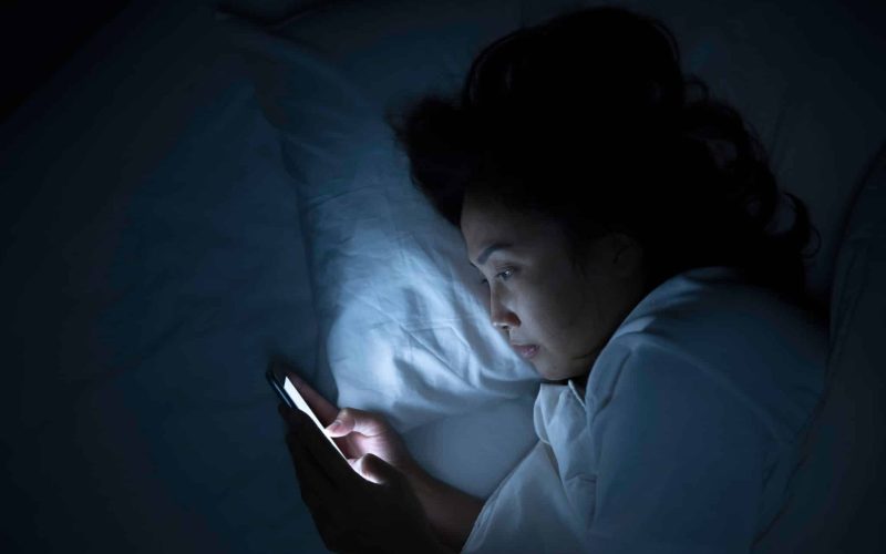 Obiceiul SECRET de noapte care-i prinde pe români: Ce fac tot mai mulți