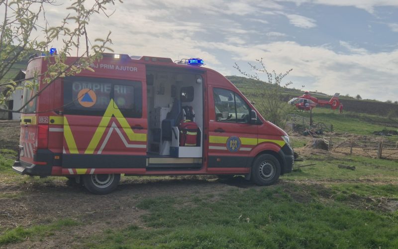 Cluj: Accident GRAV cu utilaj agricol. Victima, transportată cu elicopterul SMURD