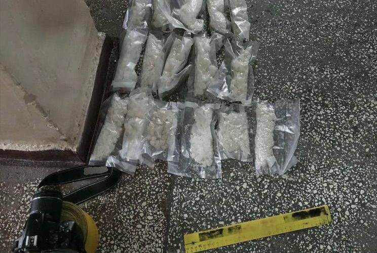 Opt kilograme de droguri de mare risc, descoperite de polițiști: Patru arestați