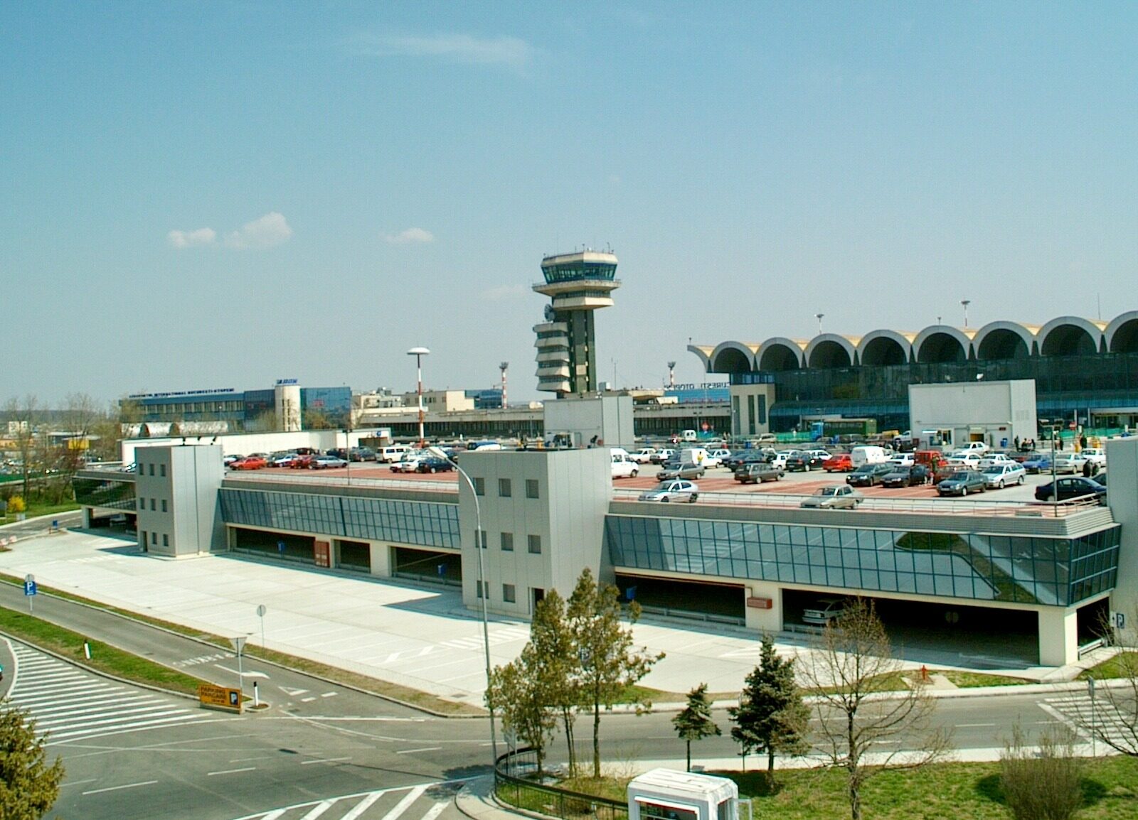 Etaje din parcarea Sosiri Otopeni, închise: Schimbări pentru transport și ride-sharing