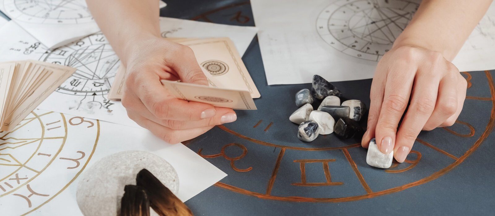 Perioada 8-15 aprilie aduce schimbări majore pentru toate zodiile, cu accent pe transformări neașteptate și oportunități de evoluție, conform previziunilor astrale